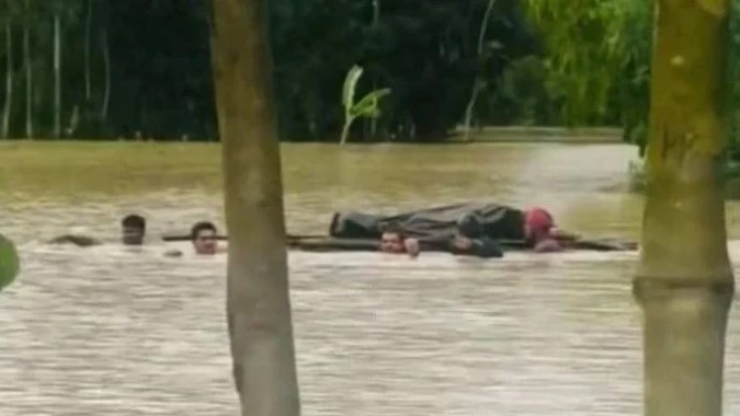 দাফনের মাটি ‘না পেয়ে’ ভেলায় ভাসছে মরদেহ